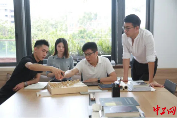 倪陽（右二）與同事們正在討論設計方案。受訪者供圖
