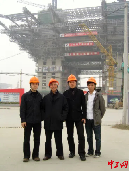 倪陽（右二）身后的中國館正在建設中。受訪者供圖