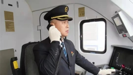 輝煌75載 與共和國同成長的勞動(dòng)模范丨李國慶：飛馳列車的幸福堅(jiān)守