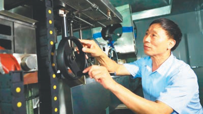 輝煌75載 與共和國同成長的勞動(dòng)模范 | 謝大春：從“門外漢”到“大工匠”