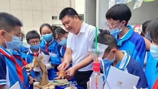 輝煌75載 與共和國同成長的勞動(dòng)模范 | 徐平：初心不改育桃李