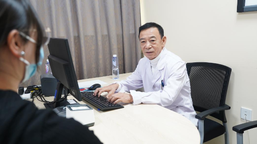 輝煌75載 與共和國同成長的勞動(dòng)模范 | “白衣戰(zhàn)士”林國英：肝膽相照 “醫(yī)”路前行