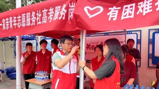 內蒙古萬余名青年志愿者護航高考