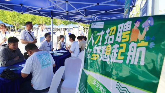 新華全媒+｜擴崗471.8萬！教育部打出畢業生就業“組合拳”