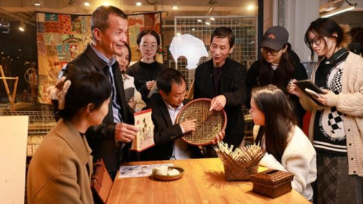 文化中國行丨非遺“老手藝”碰撞高?！靶禄盍Α? title=